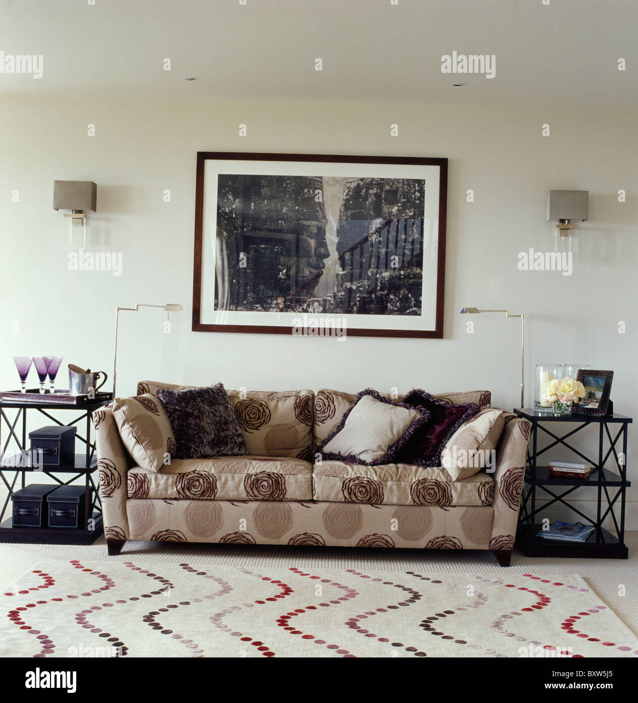 Große schwarze + weisses Bild oben gemustert Beige Sofa im modernen ... Große schwarze + weisses Bild oben gemustert Beige Sofa im modernen ...