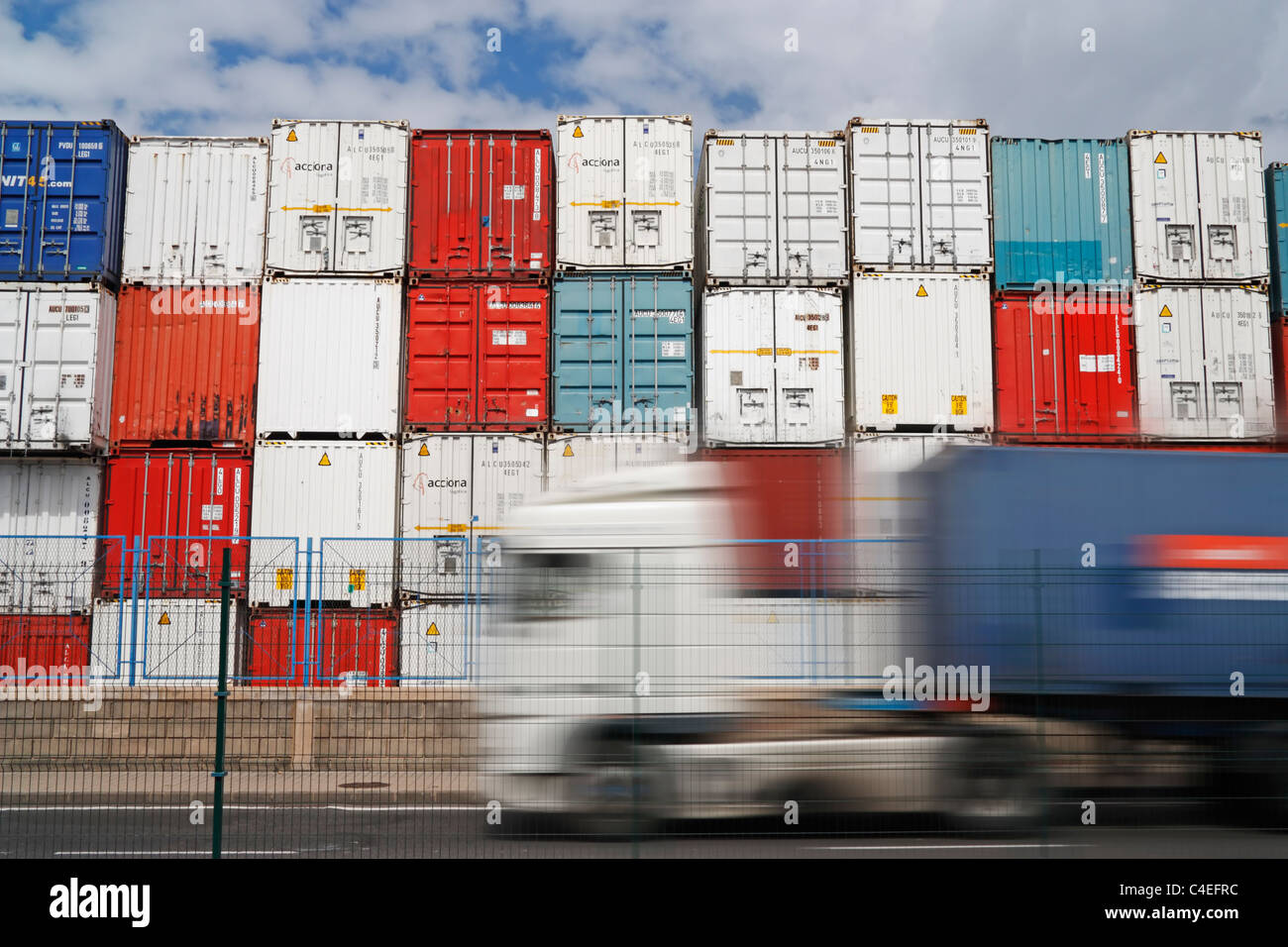 Shipping Containers Truck Lorry Fotos Und Bildmaterial In Hoher