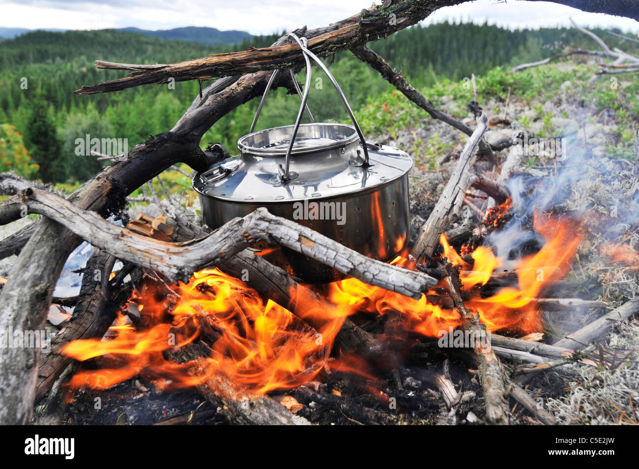 Kettle Over Fire Stockfotos & Kettle Over Fire Bilder - Alamy