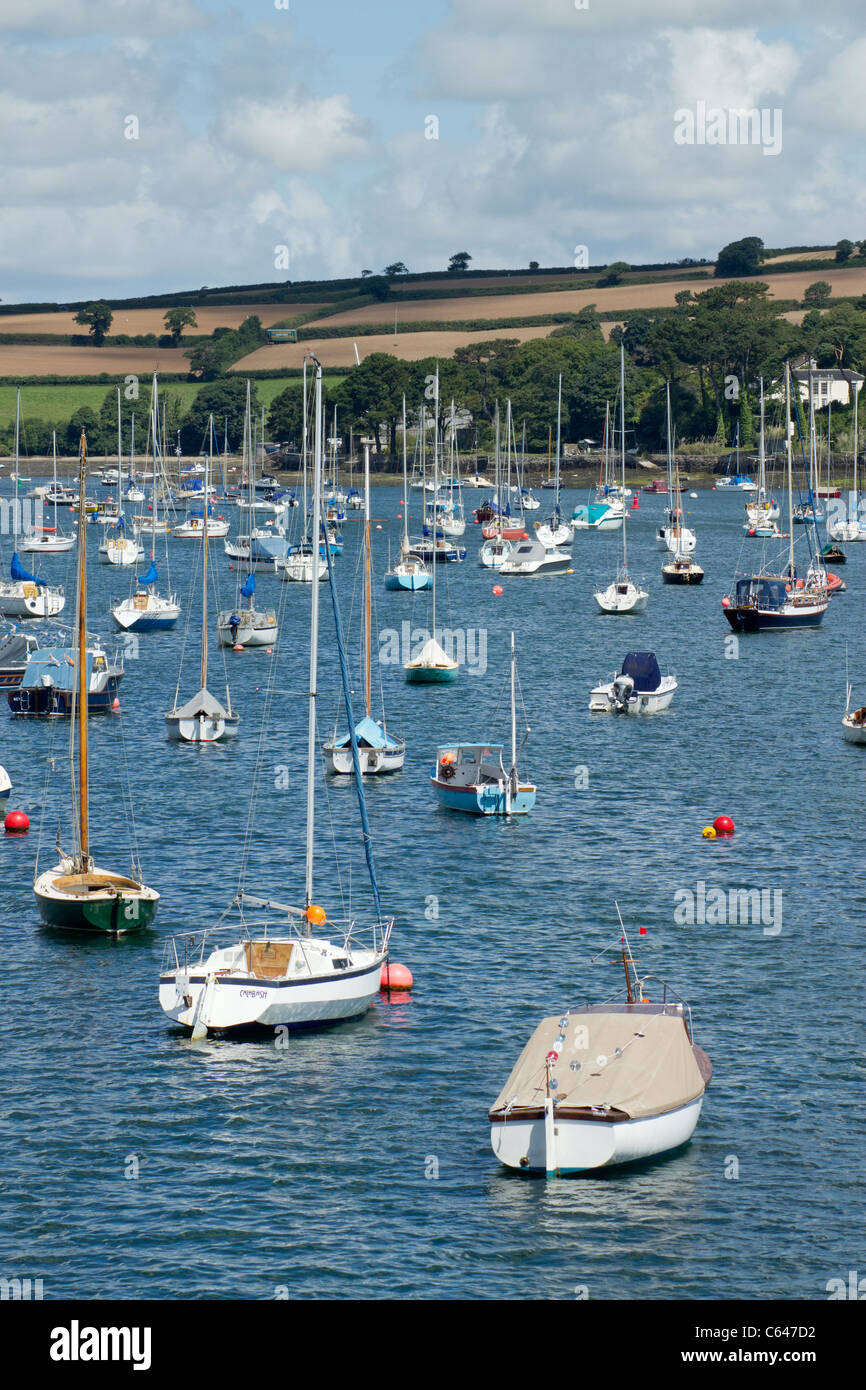 Viele Boote auf dem Fluss Fal. Blick vom Prince Of Wales Pier, Falmouth Cornwall UK Stockfoto Viele Boote auf dem Fluss Fal. Blick vom Prince Of Wales Pier, Falmouth Cornwall UK Stockfoto