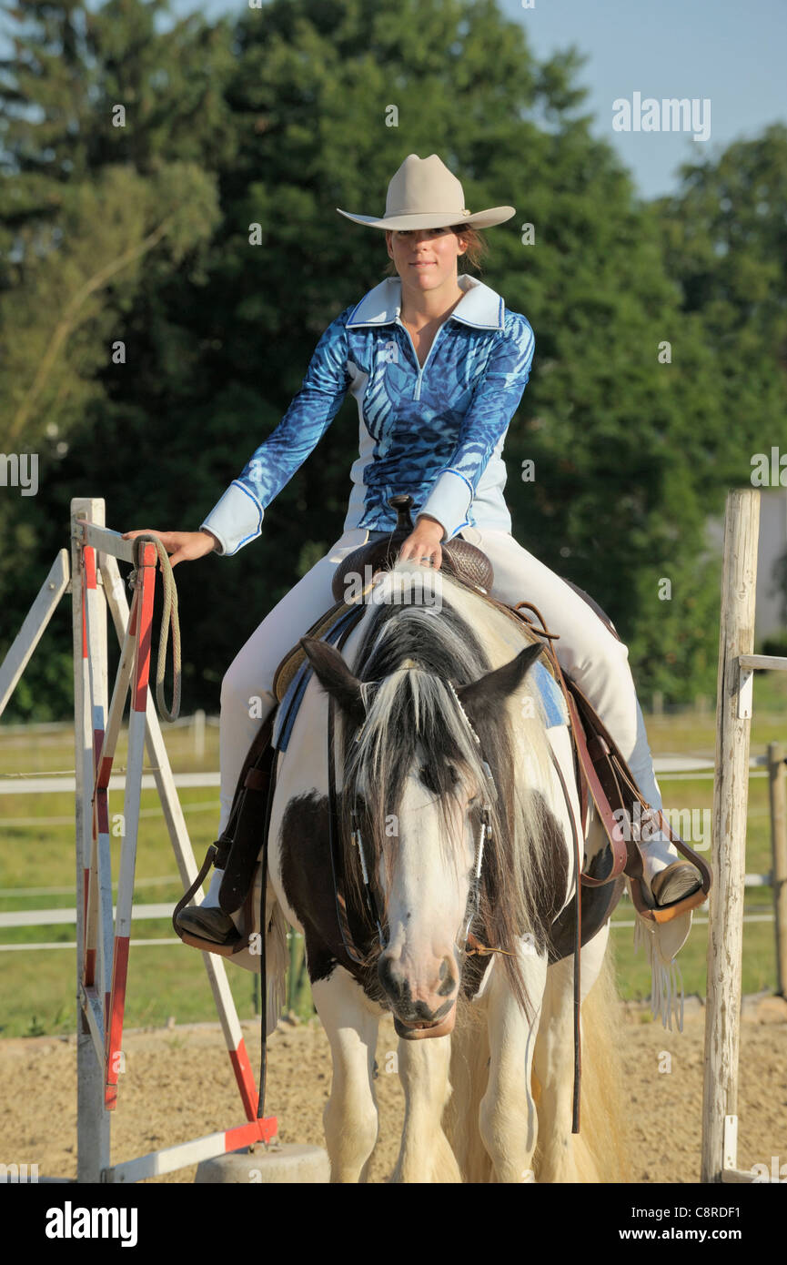 Im westlichen Stil-Reiter auf der Rückseite ein Irish Tinker Pferd