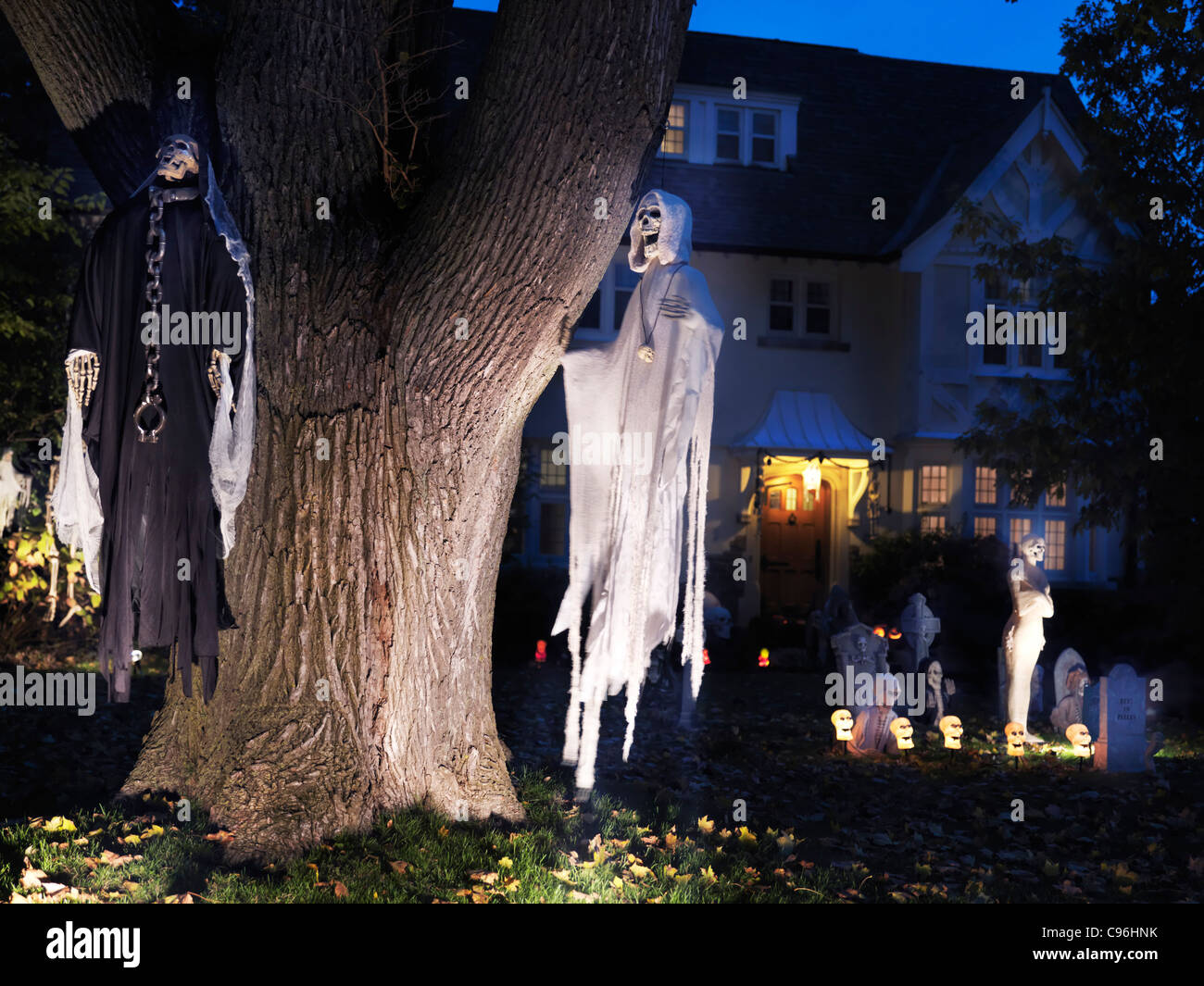 Gruselige Halloween-Dekoration. Geister und Friedhof im Vorgarten eines Hauses in Toronto 
