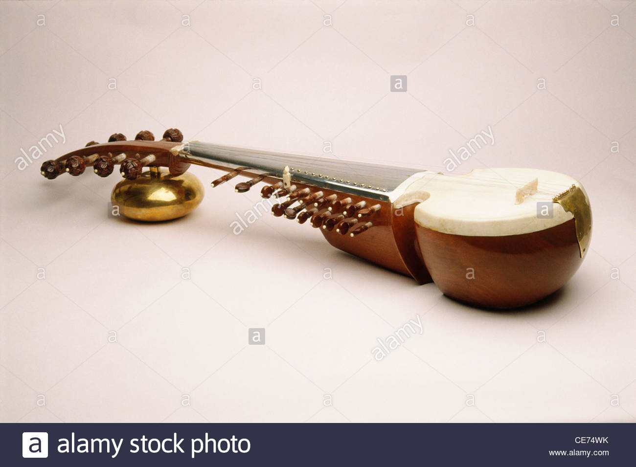 Sarod klassische indische Musik Saiteninstrument auf weißem Hintergrund
