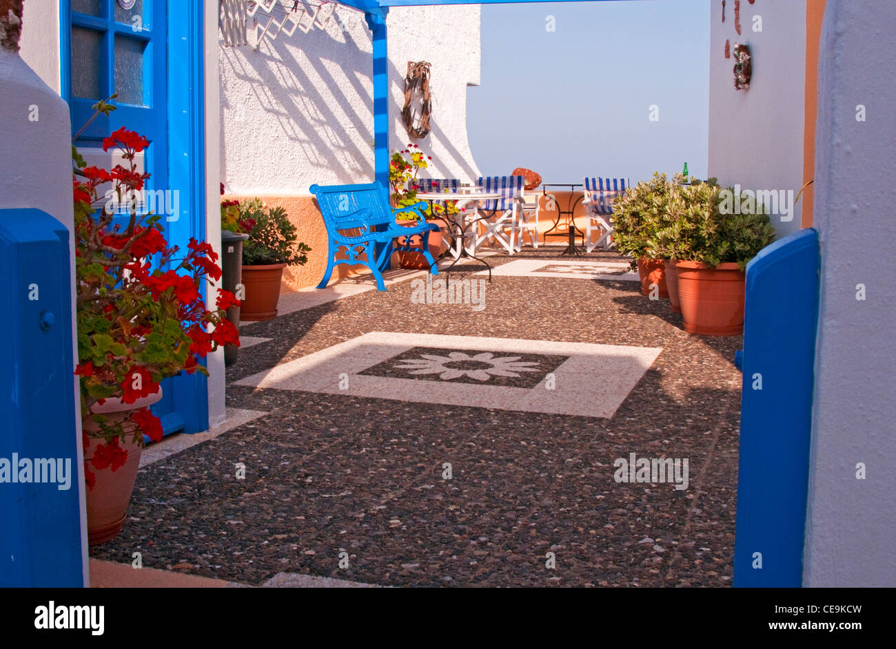 Santorini Red Flowers Stockfotos & Santorini Red Flowers Bilder - Alamy