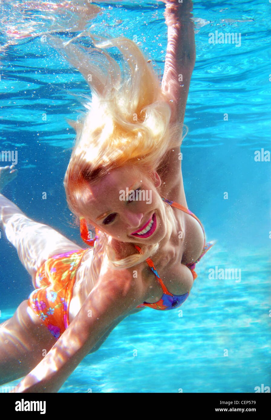 Frau Mit Langen Blonden Haaren Und Einem Floral Gemusterten Bikini