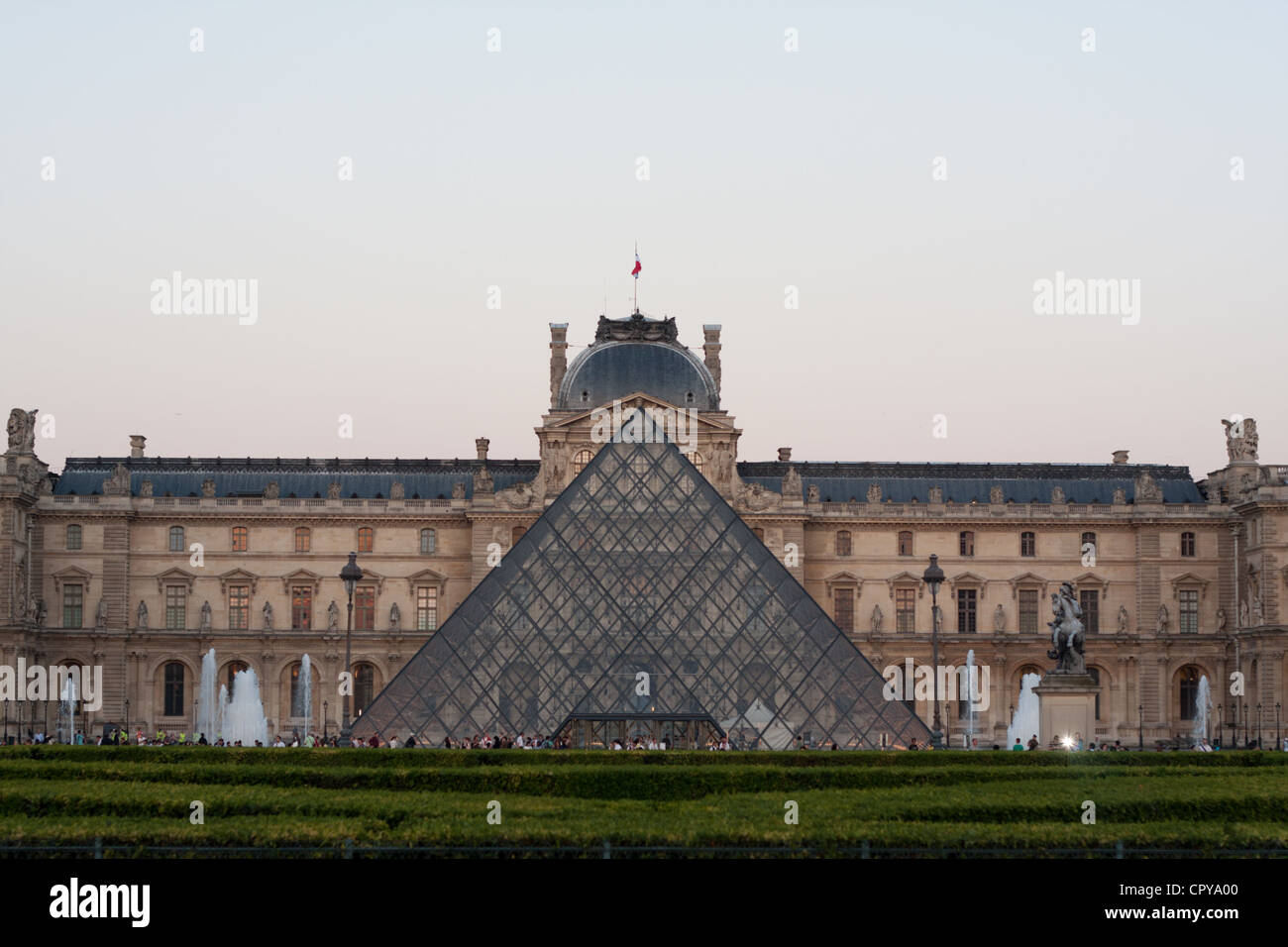 Pyramide des louvre museums Fotos und Bildmaterial in hoher Auflösung