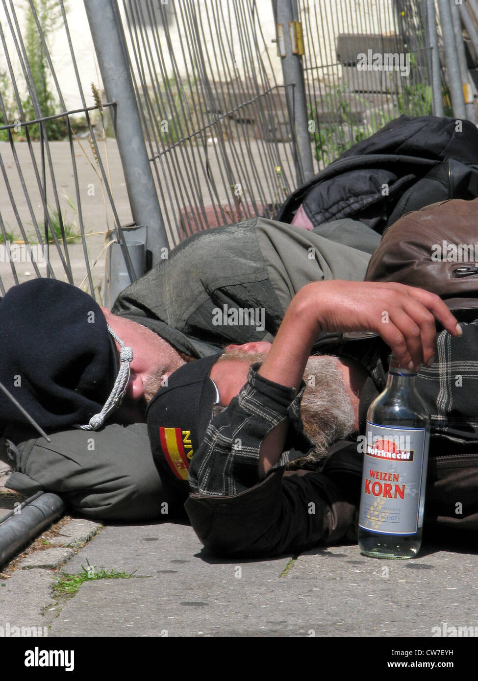 Betrunkene Obdachlose Schlafen In Volle Tageslicht Auf Dem B Rgersteig