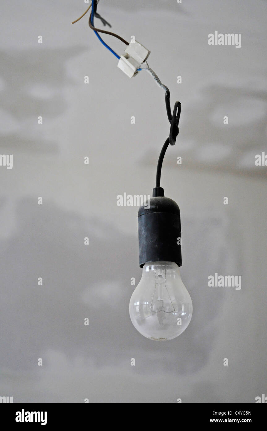 Glühbirne hängen von der Decke, Gebäudesanierung Stockfoto, Bild