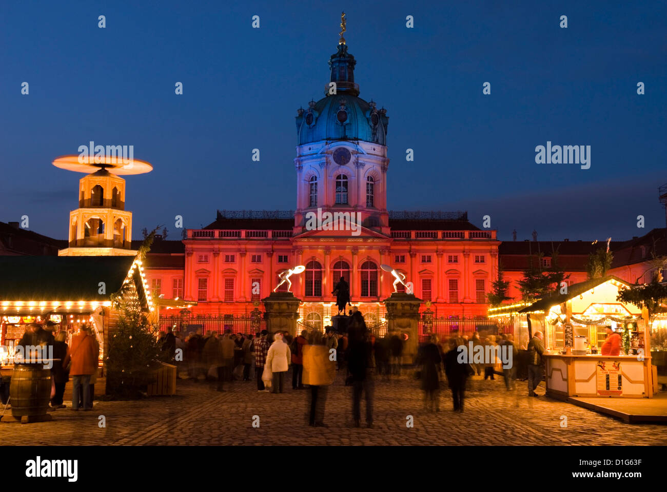 Weihnachtsmarkt vor dem Charlottenburger Schloss (Schloss Charlottenburg), Berlin, Deutschland