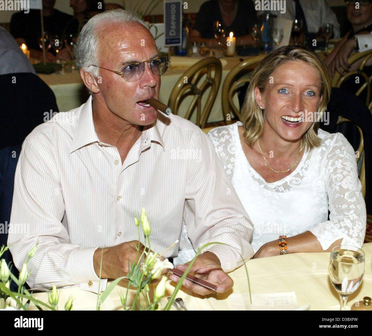 (Dpa) Franz Beckenbauer (L), Präsident des FC Bayern München und seine schwangere