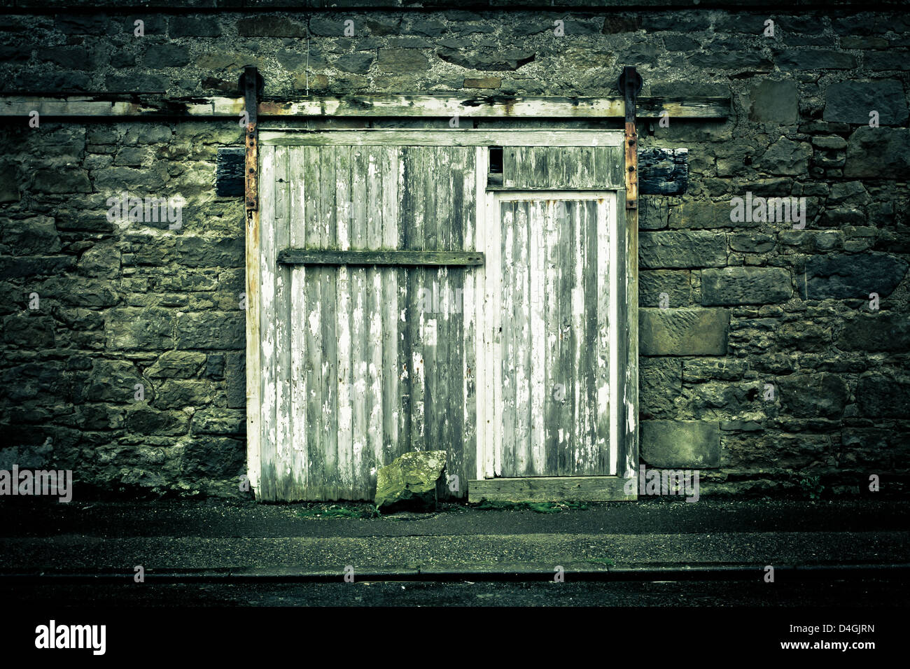 Weathered Wooden Warehouse Door Stockfotos & Weathered Wooden Warehouse