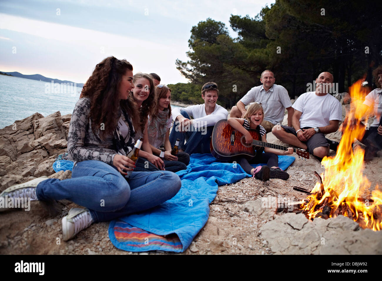 Kroatien, Gruppe von Personen, die am Lagerfeuer sitzen Kroatien, Gruppe von Personen, die am Lagerfeuer sitzen