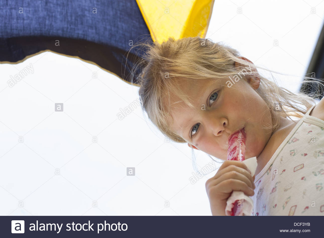 Young Girl Sucking Ice Lolly Stockfotos Young Girl Sucki