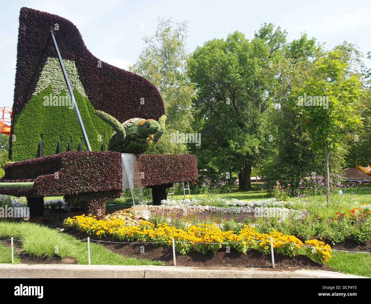 nachhaltige garten kunst skulpturen pflanzen, skulptur der meeresschildkröte und klavier zu pflanzen stockfoto, Design ideen