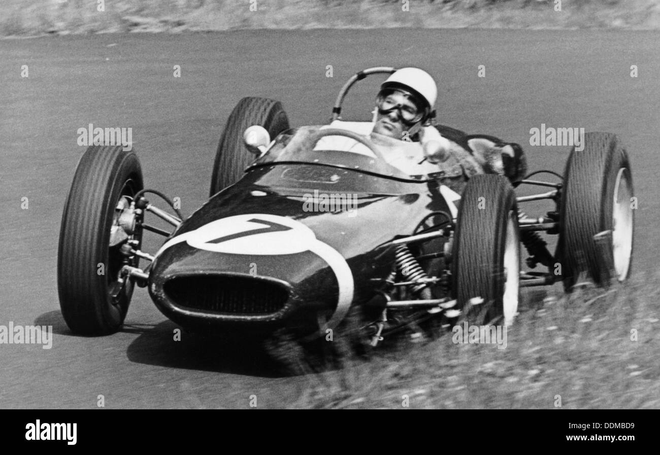 Stirling Moss unter einer Kurve in einem Rennwagen c1960