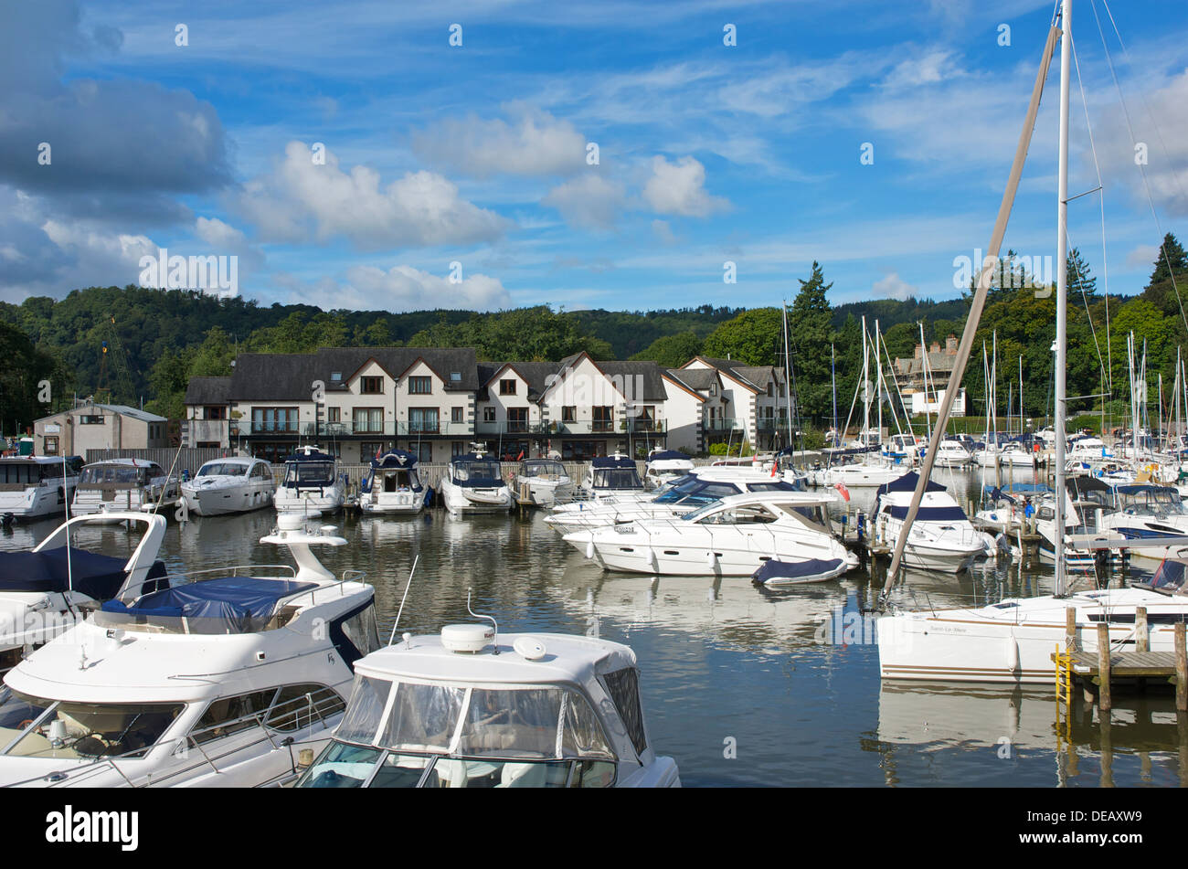 Boote in Windermere Marina Village, Lake Windermere, in der Nähe von