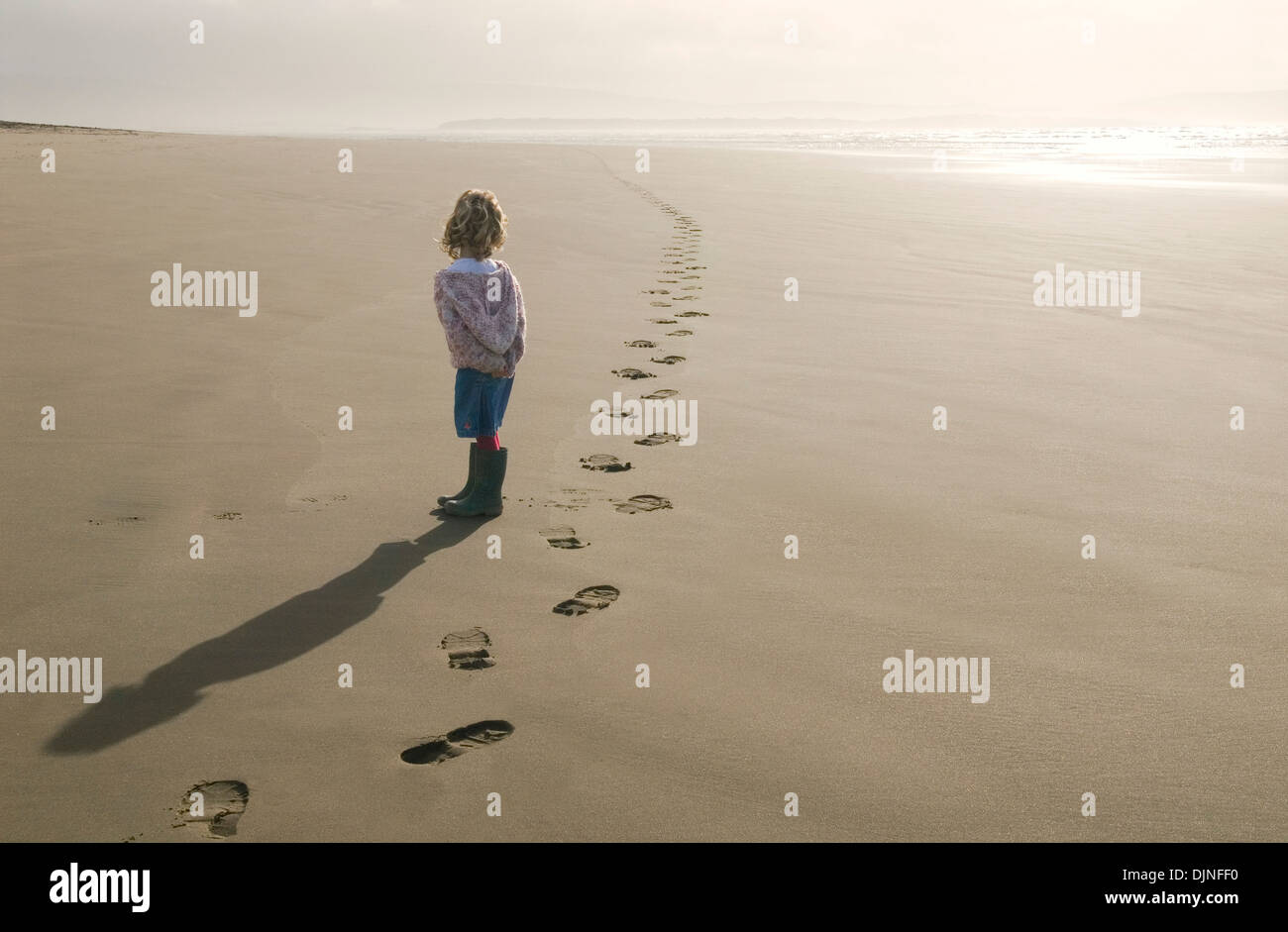 Junges Mädchen am Strand Spuren geht in die Ferne schauen Stockfoto
