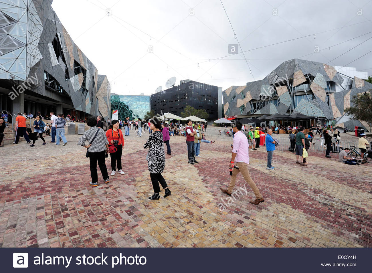 moderne architektur des nordwestens touristen am federation square ein kulturzentrum moderne architektur im stil des dekonstruktivismus melbourne city centre moderne architektur des nordwestens touristen am federation square ein kulturzentrum moderne architektur im stil des dekonstruktivismus melbourne city centre