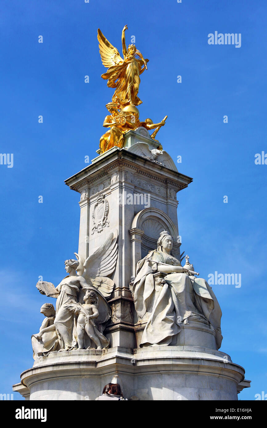Statue am Queen Victoria Memorial vor Buckingham Palace, London