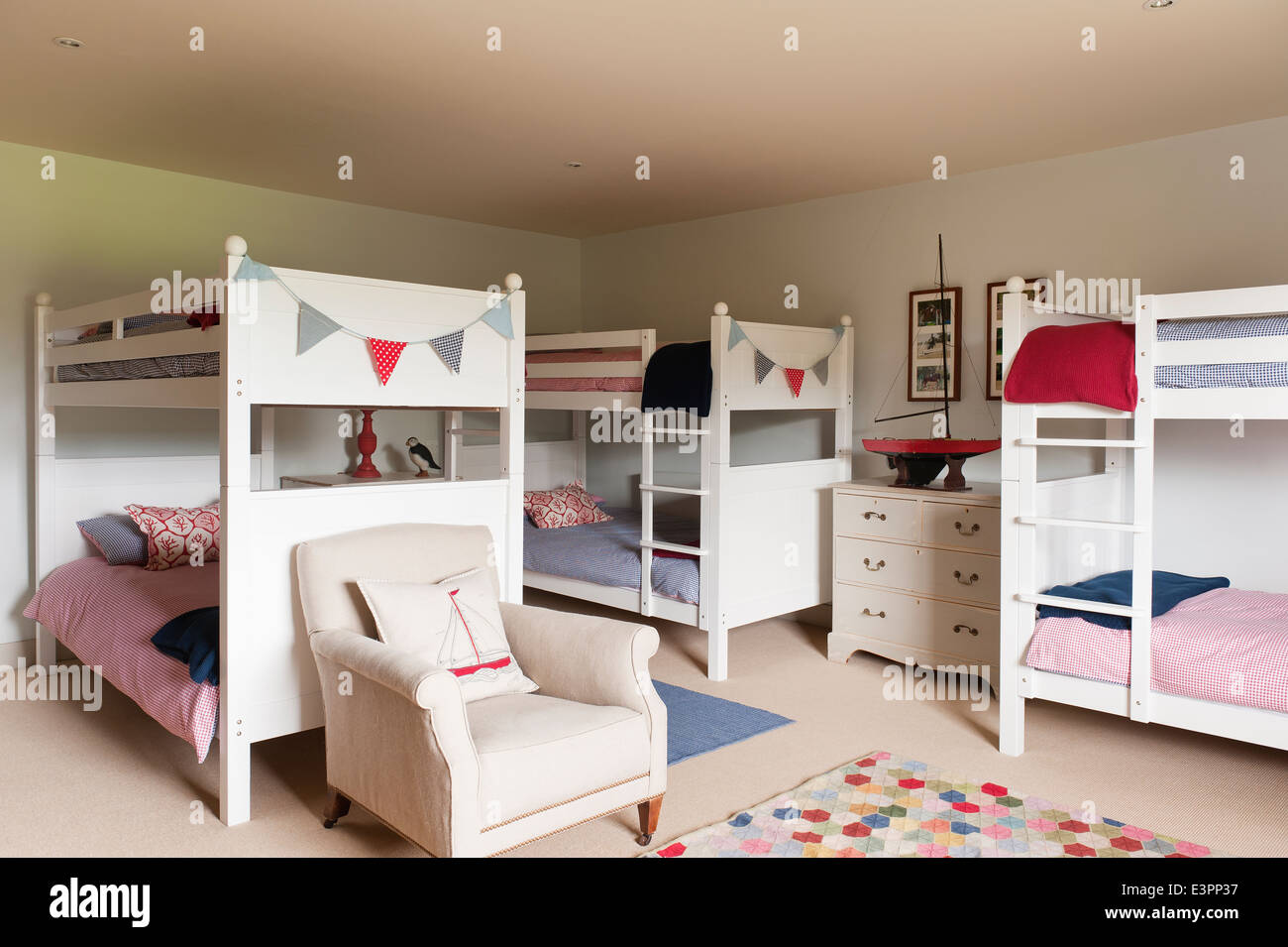 Etagenbett Holz Weiß : Weiße holz etagenbett im kinderschlafzimmer mit sessel und