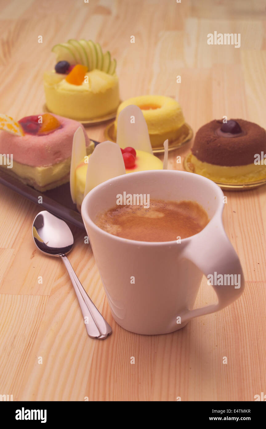 Espresso Kaffee und Kuchen Stockfoto, Bild: 71843179 - Alamy
