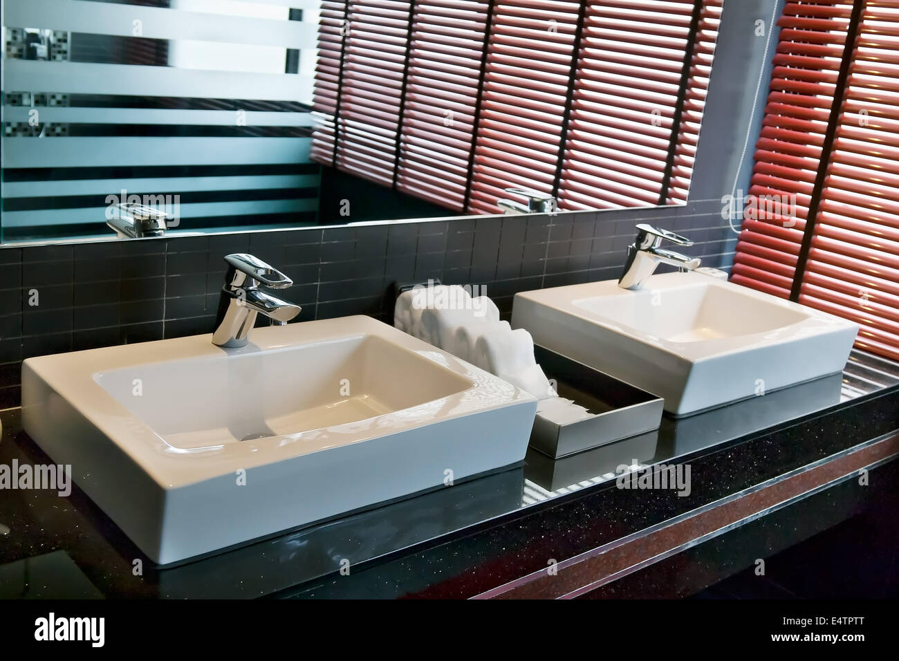 zwei quadratische Waschbecken im Badezimmer Stockfoto, Bild: 71844888