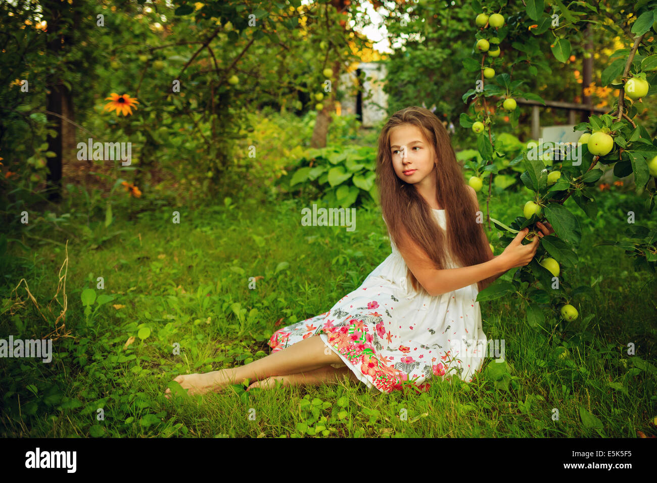 Cute Teenies Madchen Geht Barfuss Im Garten In Der Nahe Der Apfelbaum Cute Teenies Madchen Geht Barfuss Im Garten In Der Nahe Der Apfelbaum