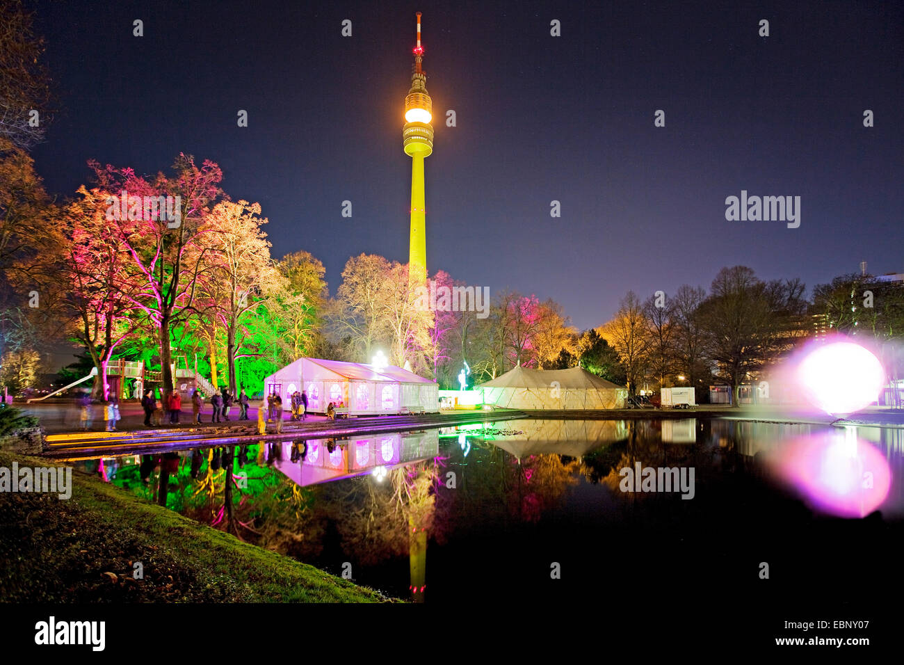 Schöne Orte In Dortmund Zum Spazieren beleuchtete Westfalenpark und Florianturm in der Nacht, Dortmund