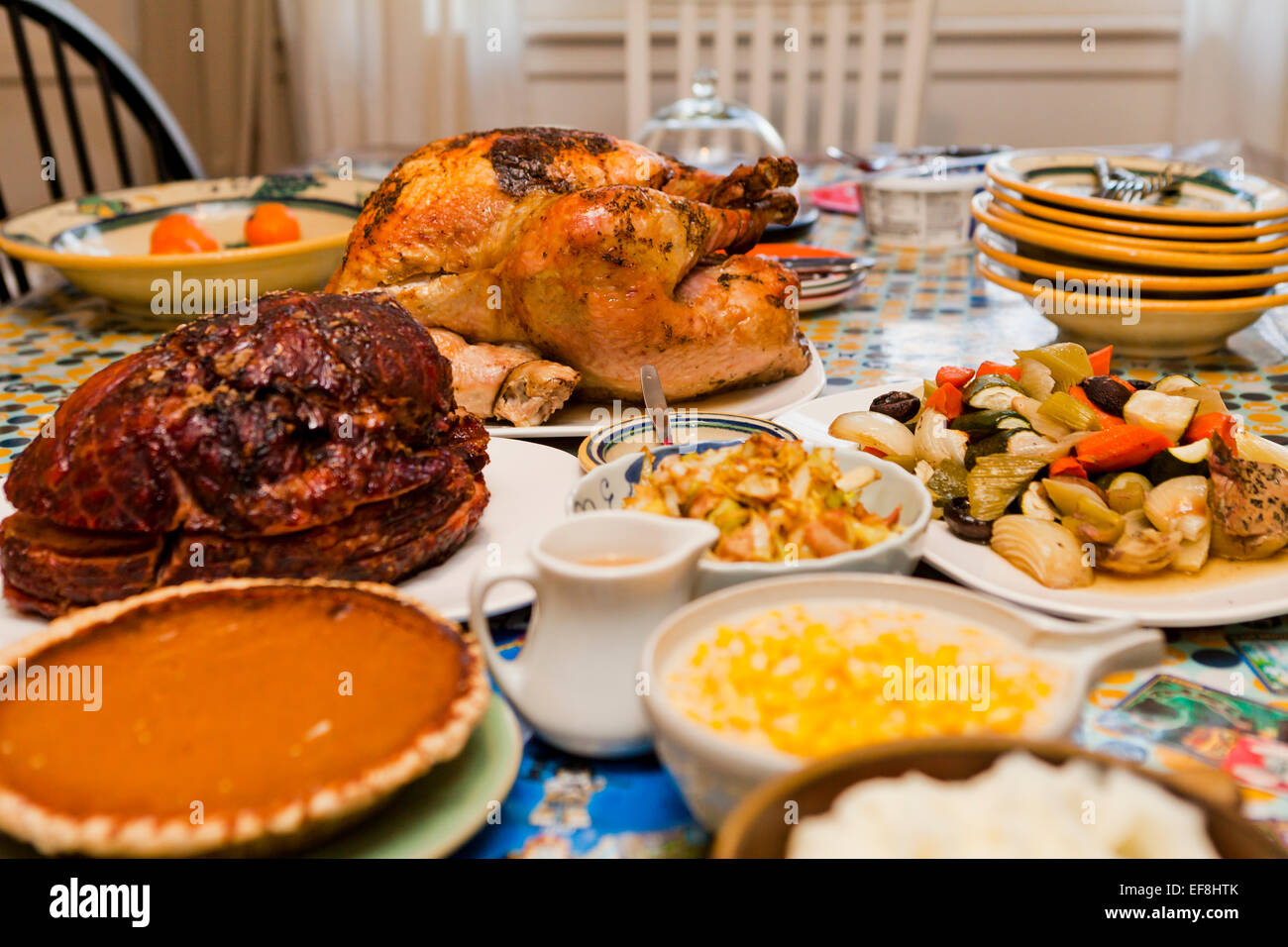 Thanksgiving-Truthahn-Abendessen auf Tisch - USA Stockfoto, Bild ...