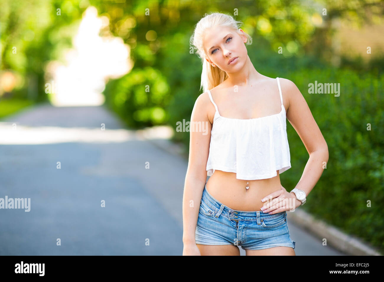Cute Teenies Madchen Mit Top Steht Auf Der Strase Cute Teenies Madchen Mit Top Steht Auf Der Strase