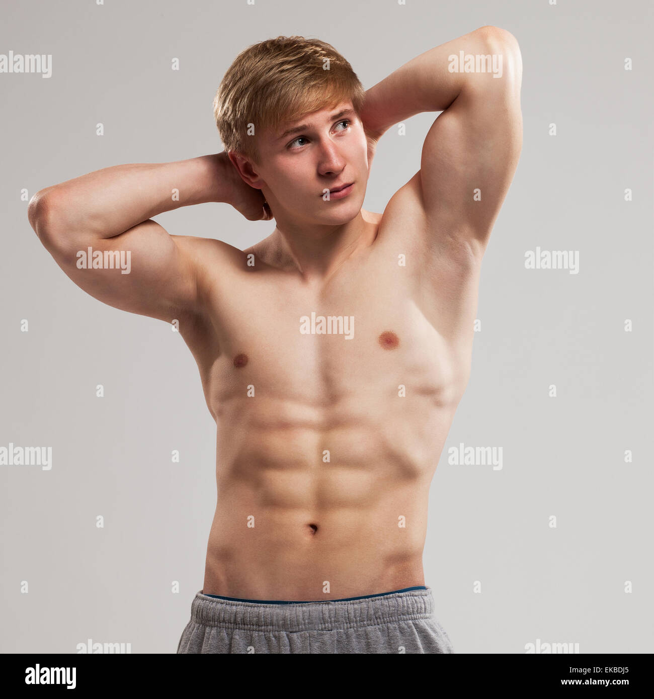 Hübscher Kerl posiert mit nackten Oberkörper Stockfotografie Alamy