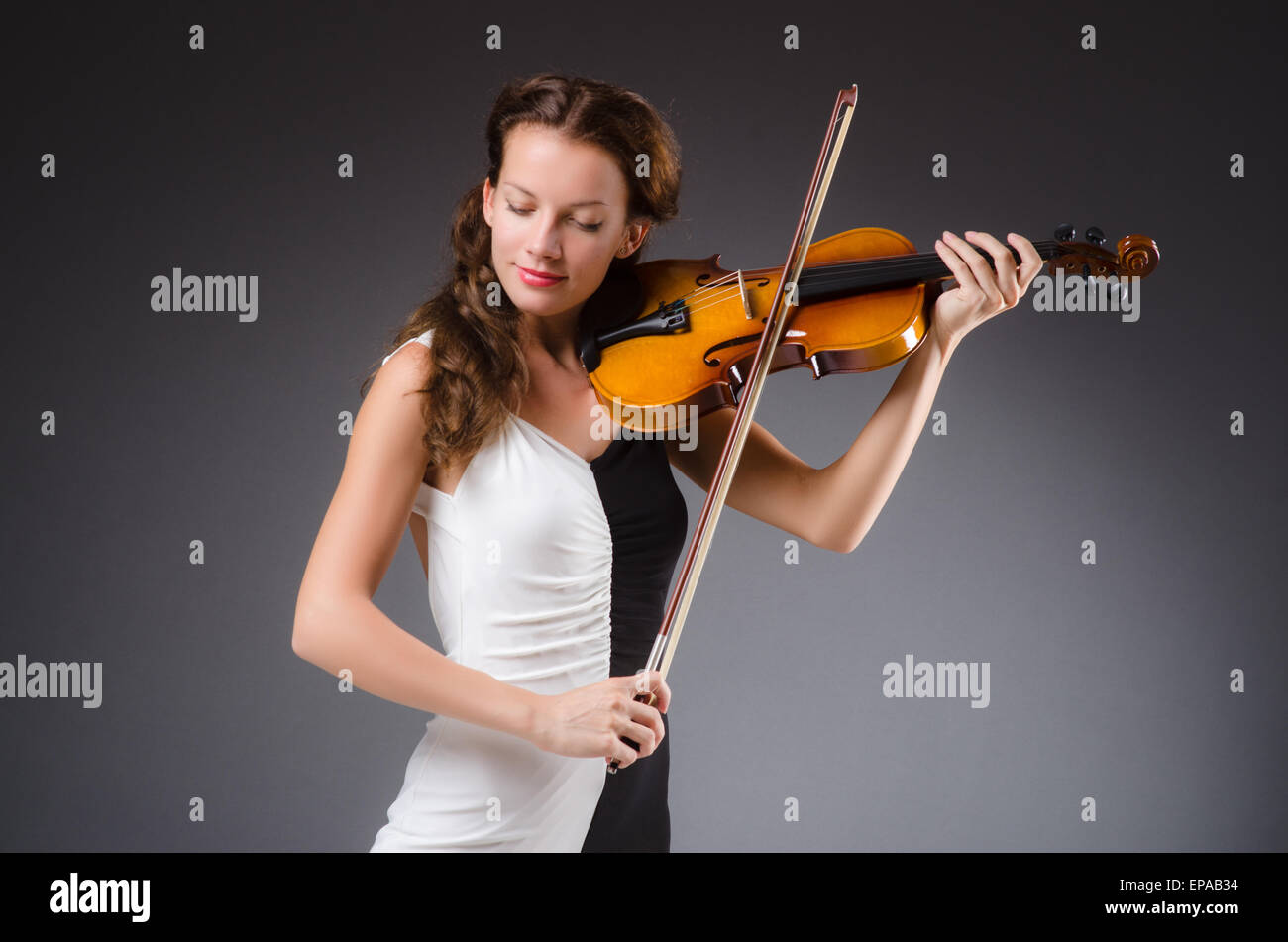 Künstlerin mit Violine Musik Konzept Stockfoto, Bild 82592136 Alamy