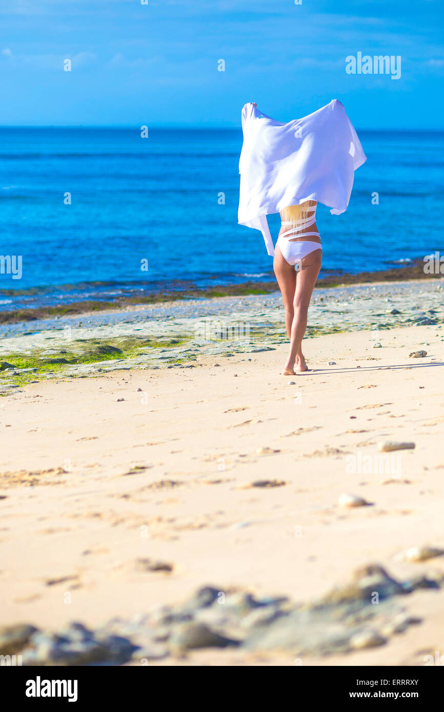 Junge Frau Im Bikini Am Strand Stockfotografie Alamy