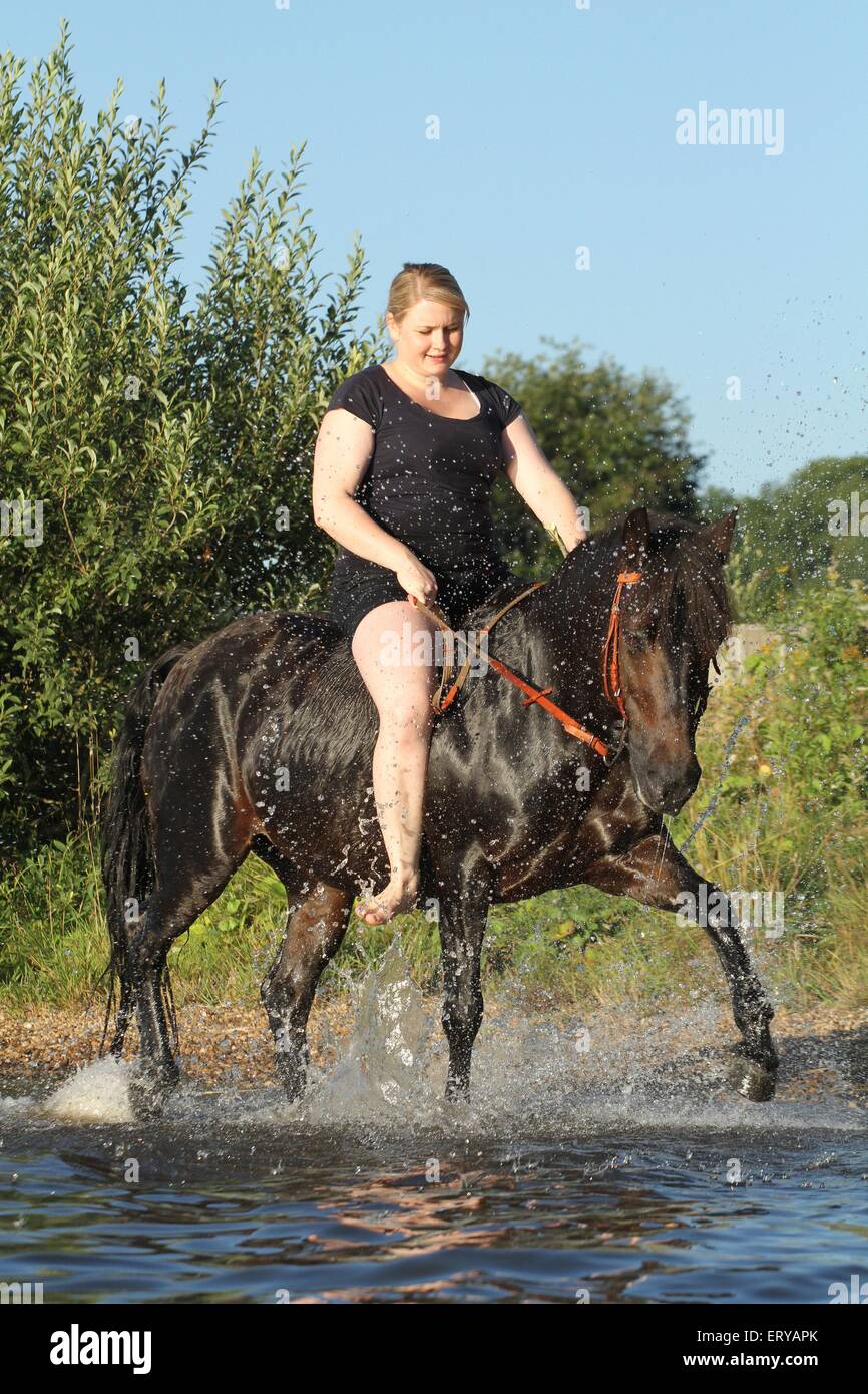 Woman Riding Pony Stockfotos Und Bilder Kaufen Alamy