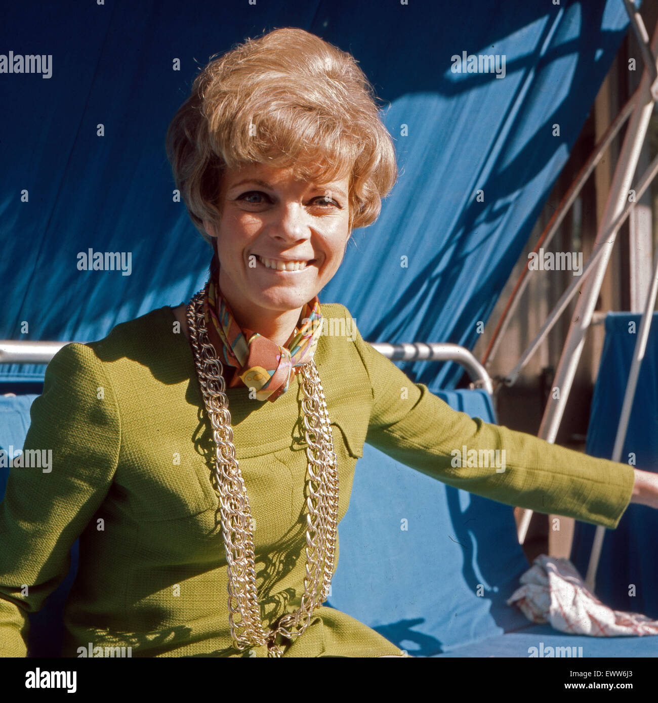 Deutsche Fictitious character Grit Boettcher auf der Hollywoodschaukel, Deutschland 1960er Jahre