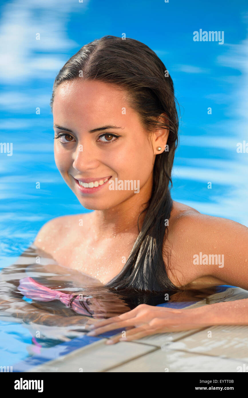 Swimmingpool Rand Frau Leiter Bikini Fotos Und Bildmaterial In Hoher Aufl Sung Alamy