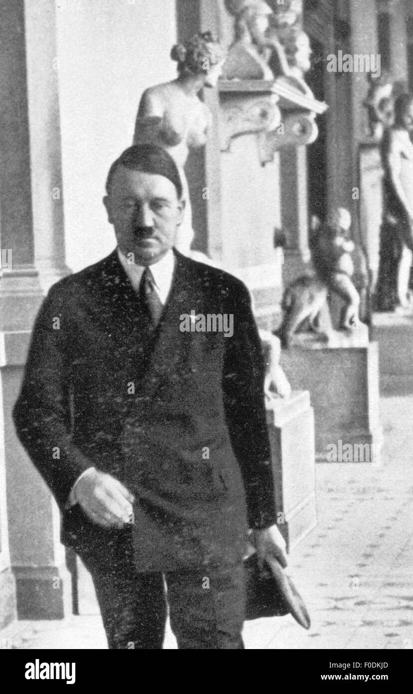 Adolf Hitler in der Akademie der bildenden Künste, München, ca. 1935