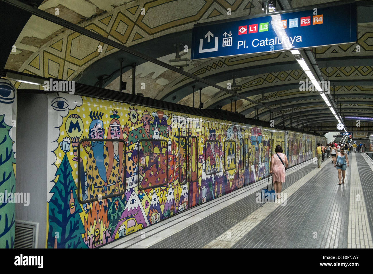 S1 Zugdienstleistungen und uBahn Bahnhof, Placa Catalunya im Zentrum von Barcelona, Katalonien