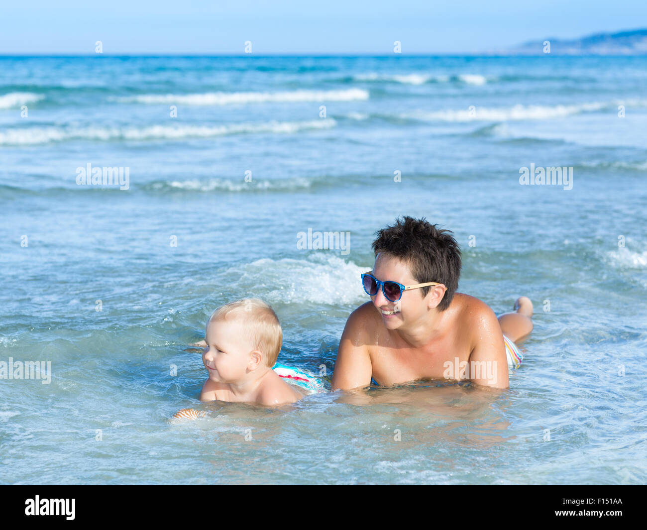 Mutter in bikini Fotos und Bildmaterial in hoher Auflösung Alamy