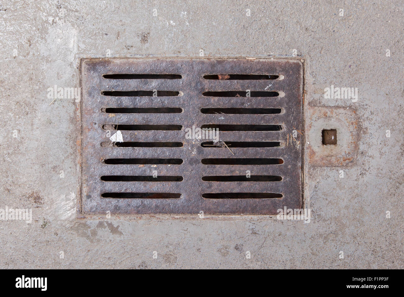 schmutzige betonbodenbeschaffenheit schmutzige geknackt alten schmutzigen drain rost in einen betonboden stockfoto bild schmutzige betonbodenbeschaffenheit schmutzige geknackt alten schmutzigen drain rost in einen betonboden stockfoto bild