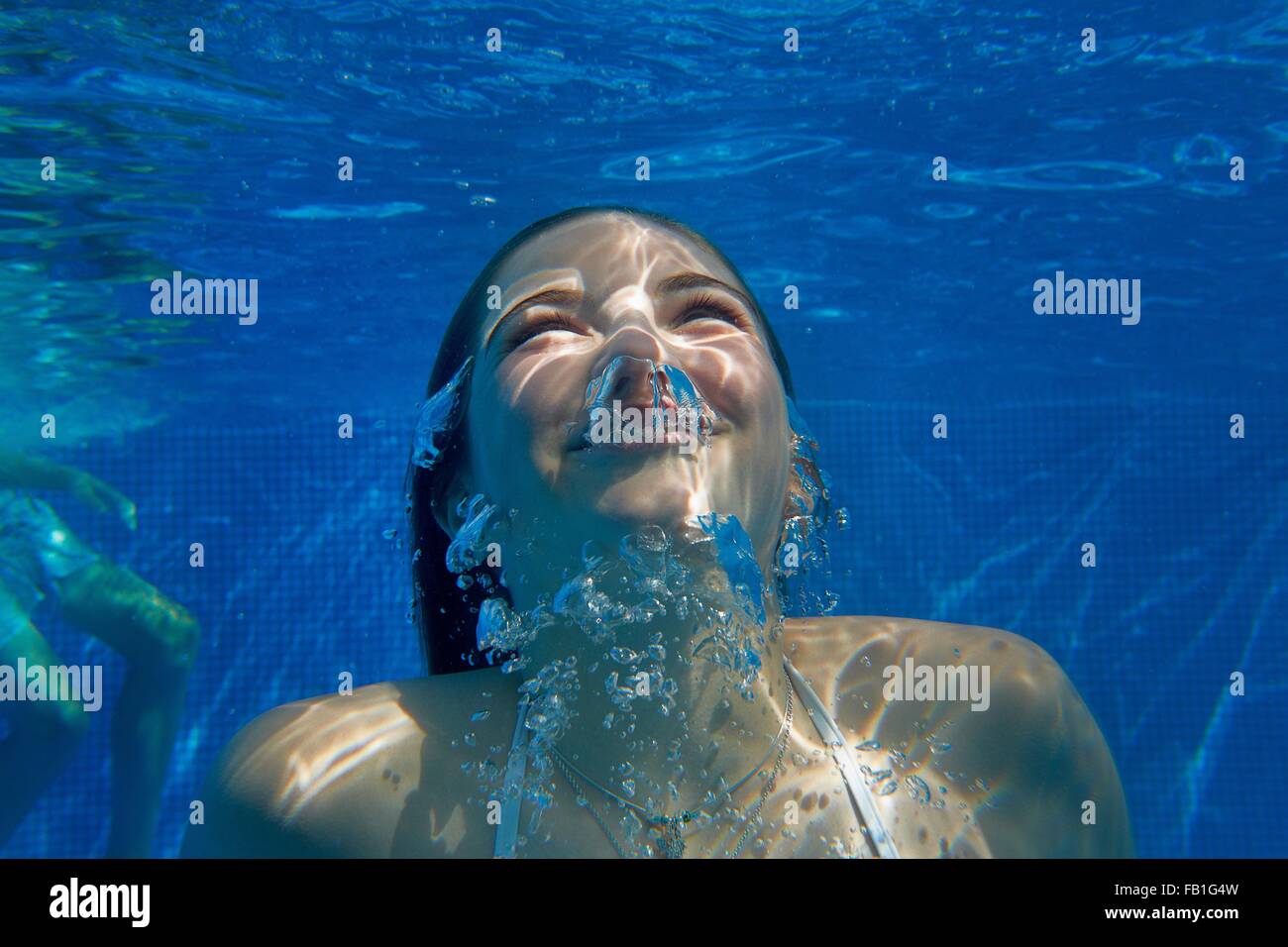 Mädchen im schwimmbad kennenlernen