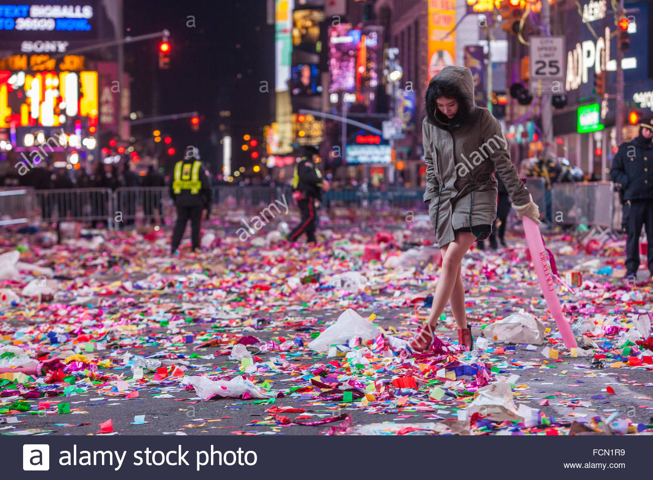 Eine junge Frau führt durch Stapel von Konfetti und Müll in der