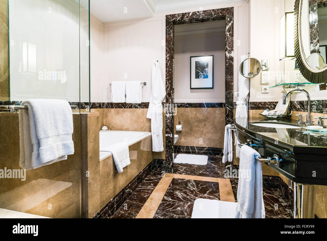 Marmor-Badezimmer in Gresham Zimmer mit separater Badewanne und ... Marmor-Badezimmer in Gresham Zimmer mit separater Badewanne und ...