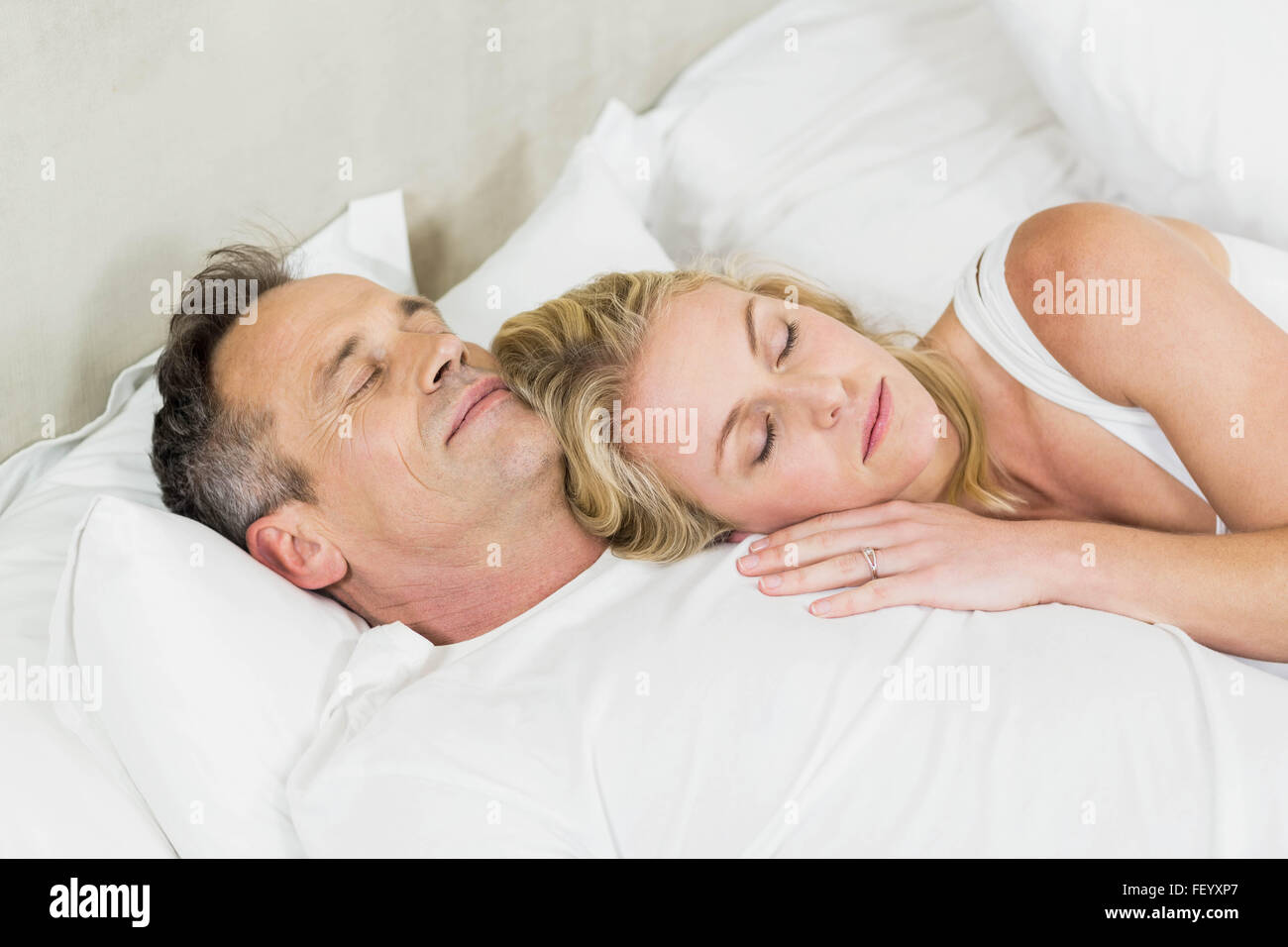 Süßes Paar Kuscheln Im Bett Stockfoto Bild 95270735 Alamy