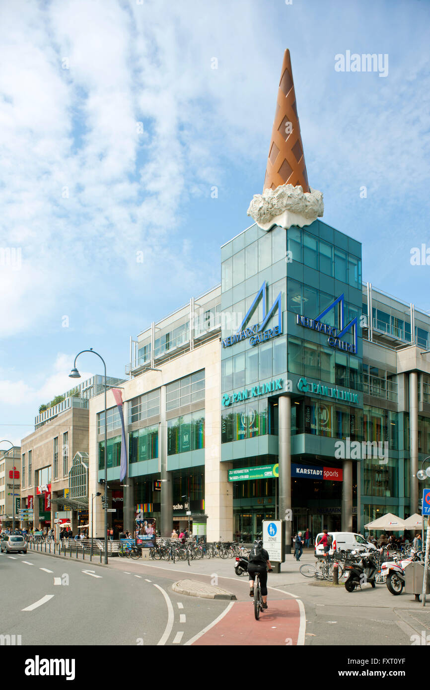 Deutschland, Nordrhein-Westfalen, Köln-City, Neumarkt, Eistüte von ... Deutschland, Nordrhein-Westfalen, Köln-City, Neumarkt, Eistüte von ...