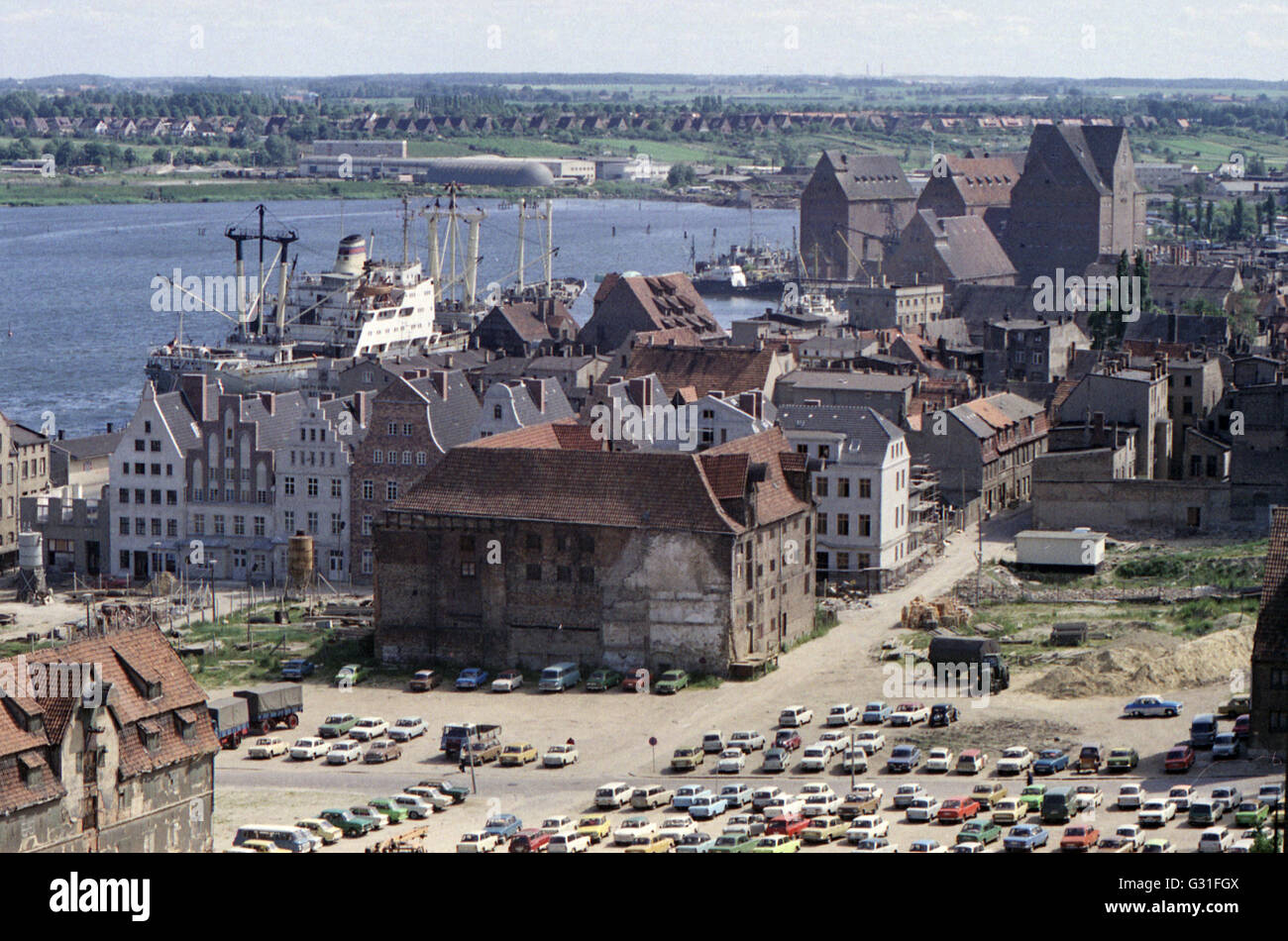 Rostock, DDR, mit Blick auf die Ueberseehafen Rostock am Unterwarnow