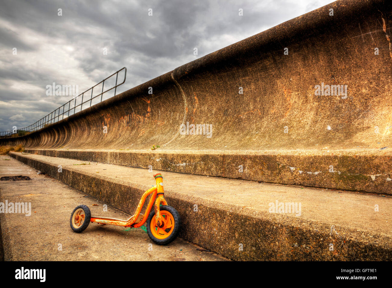 Fly tipping Müll hinterlassen unerwünschte Schrott Roller Links zu