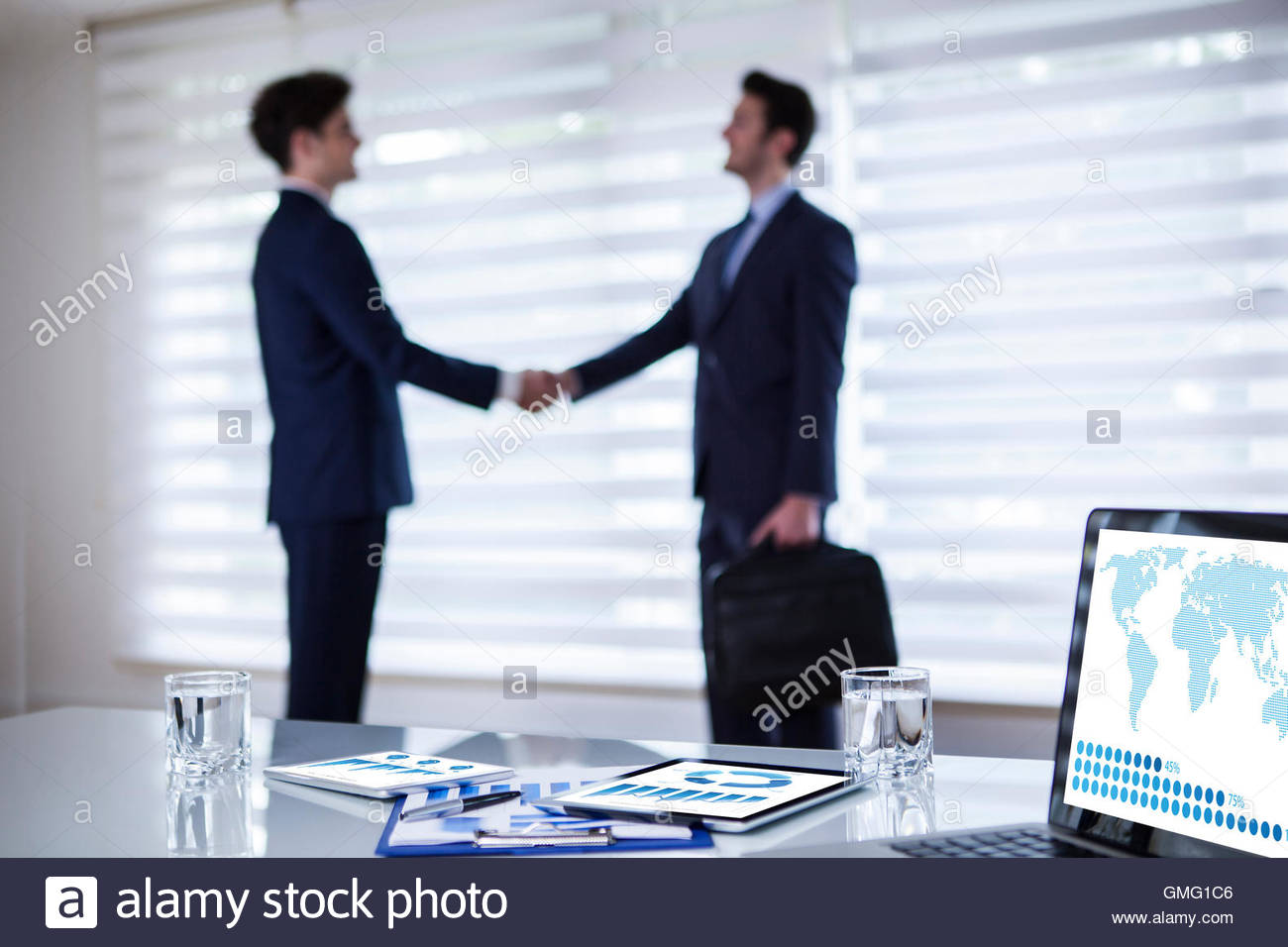 Vereinbarung Zur Wirtschaftlichen Zusammenarbeit In Office Handshake