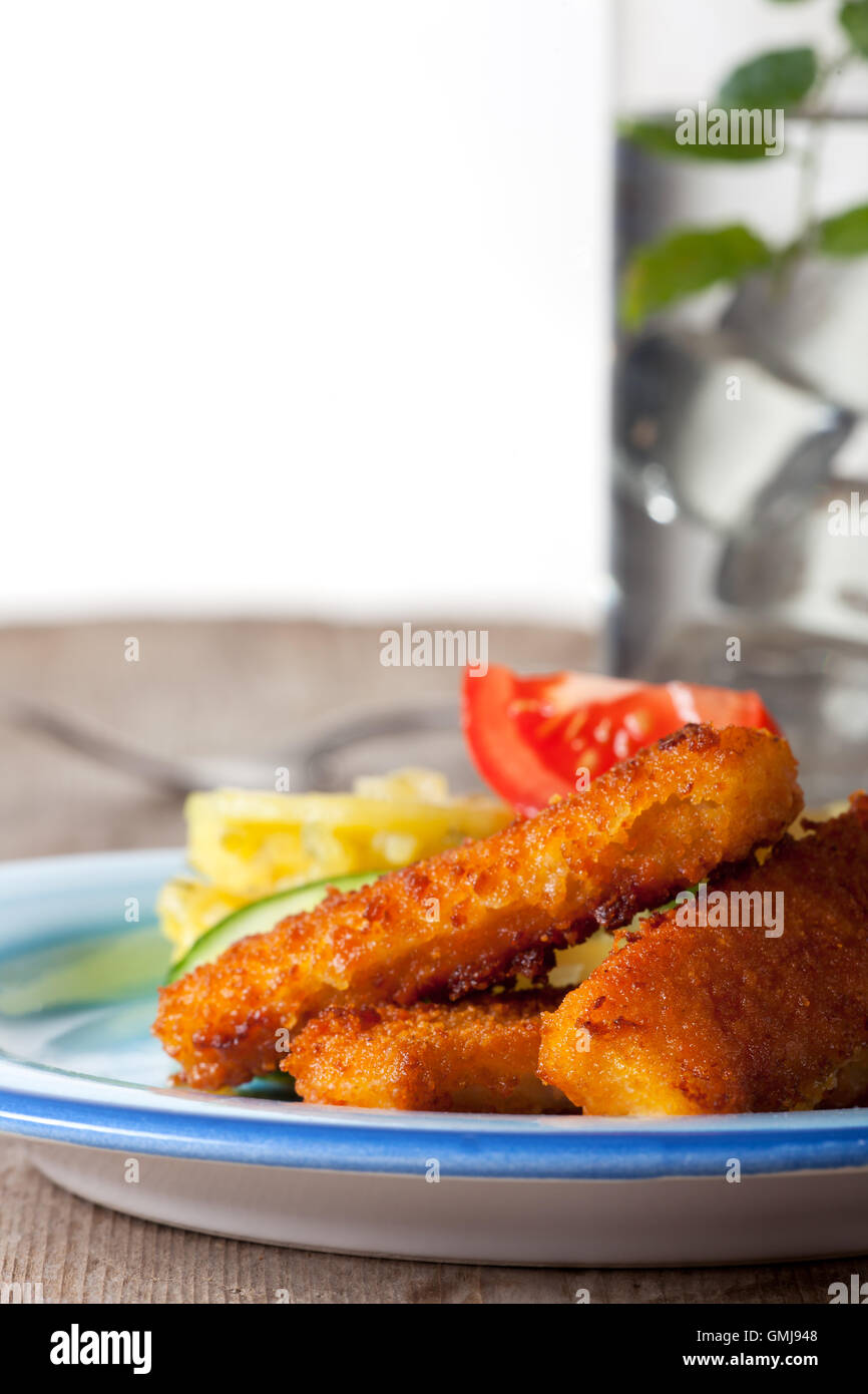 Fischst Bchen Mit Kartoffelsalat Fotos Und Bildmaterial In Hoher