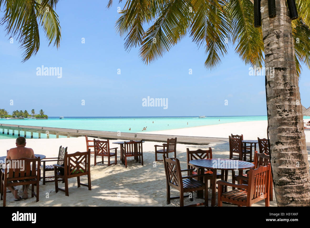 rustikaler tisch und stühle im freien eiche romantisches restaurant im freien tisch und stühle am strand bei sonnenuntergang mit plam blätter meerblick auf einer malediveninsel rustikaler tisch und stühle im freien eiche romantisches restaurant im freien tisch und stühle am strand bei sonnenuntergang mit plam blätter meerblick auf einer malediveninsel